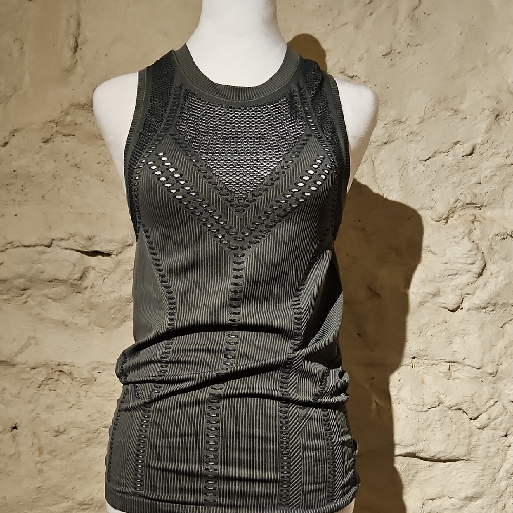 NWOT ATHLETA  Slim fitting detailed tank - sz Small